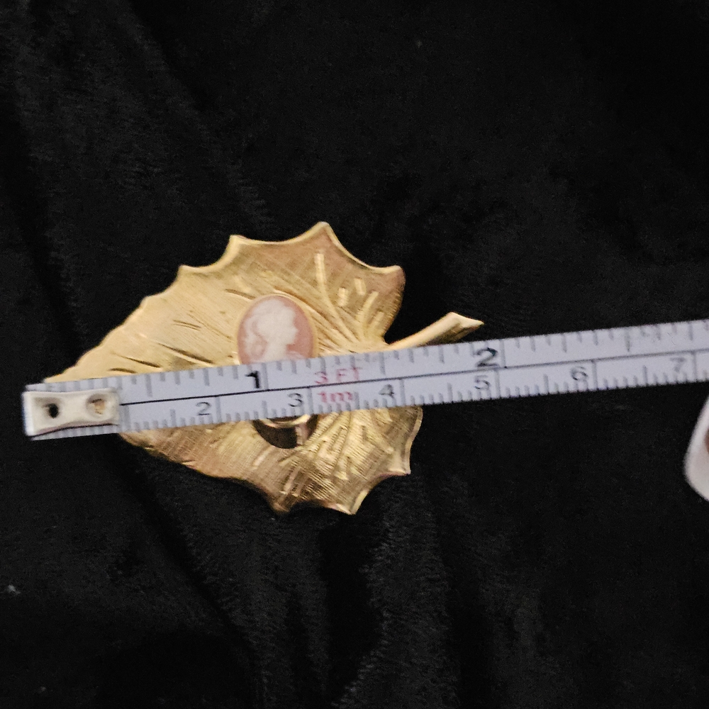 Gold Leaf Cameo Brooch - Picture 7 of 9